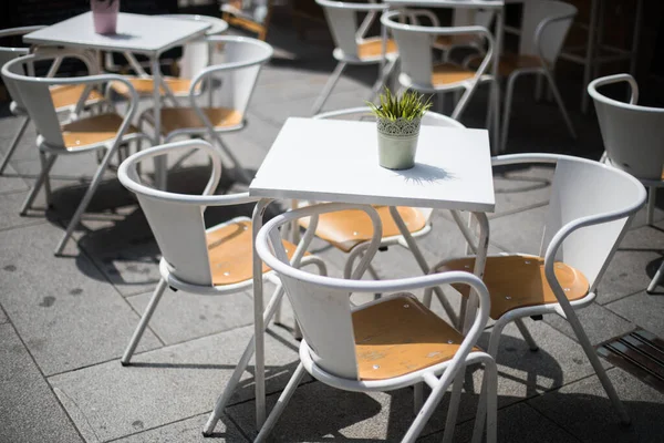 Krzesła i stoły na tarasie restauracji — Zdjęcie stockowe