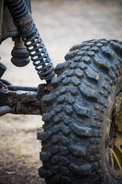 Bir off-road aracının şok emicisi