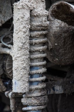 Bir off-road aracının şok emicisi