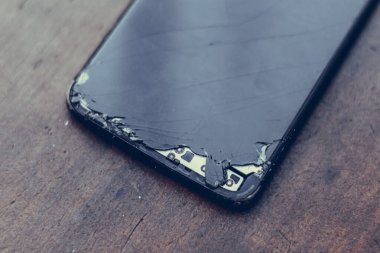 Bozuk ekranlı cep telefonu