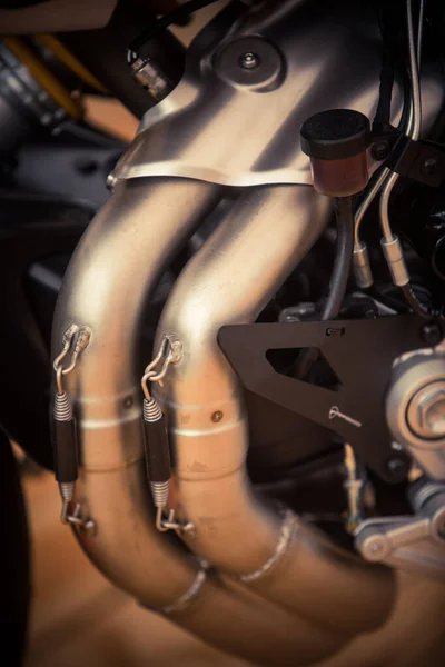 Выхлопная труба современного мотоцикла — стоковое фото