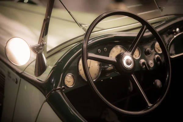 Volante de um velho carro clássico — Fotografia de Stock