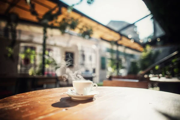 Паровая чашка кофе в солнечном свете — стоковое фото