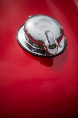 Kırmızı bir arabanın yakıt başlığı.