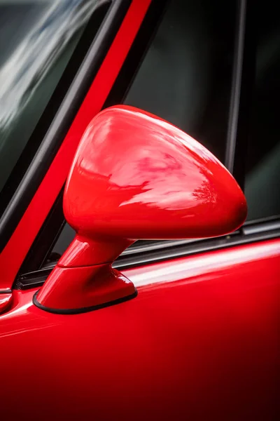 Roter Außenspiegel am Auto — Stockfoto