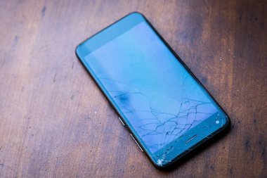 Bozuk ekranlı cep telefonu