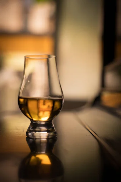 Бокал виски Glencairn — стоковое фото