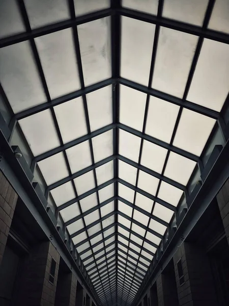 Koridorun Içinde Camdan Bir Çatı Var — Stok fotoğraf