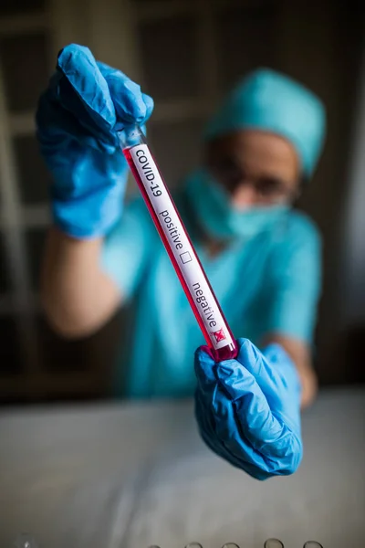 Photographie Conceptuelle Des Mains Médecin Tenant Regardant Une Éprouvette Avec — Photo