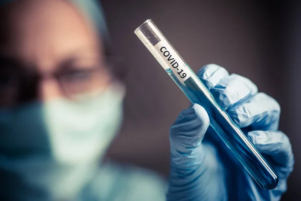 Fotografía Conceptual Médico Sosteniendo Mirando Tubo Ensayo Mientras Analizan Muestras — Foto de Stock