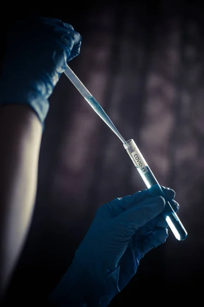 Coronavirus Covid Testi Sırasında Bir Doktorun Elinde Tuttuğu Tüpe Baktığı — Stok fotoğraf