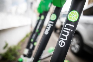 Bükreş, Romanya - 26 Mayıs. 20202: Romanya 'nın Bükreş kentinde kaldırıma park etmiş bazı limonlu e-scooterların görüntüleri.