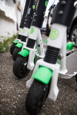 Bükreş, Romanya - 26 Mayıs. 20202: Romanya 'nın Bükreş kentinde kaldırıma park etmiş bazı limonlu e-scooterların görüntüleri.