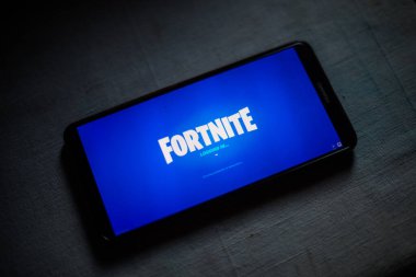 Bükreş, Romanya - 25 Haziran. 20202: Romanya 'nın Bükreş kentinde cep telefonuyla Epic Games' in bir oyunu olan Fortnite 'ın yüklenmesi.