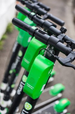 Bükreş, Romanya - 26 Mayıs. 20202: Romanya 'nın Bükreş kentinde kaldırıma park etmiş bazı limonlu e-scooterların görüntüleri.
