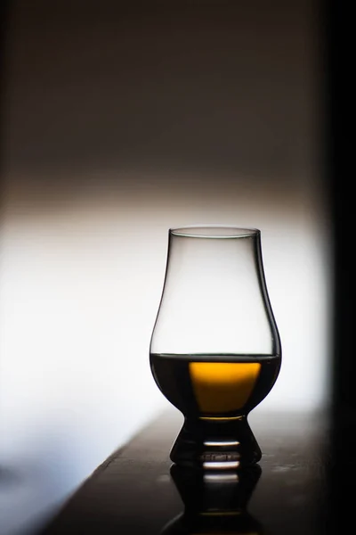 Крупный План Бокала Виски Glencairn — стоковое фото