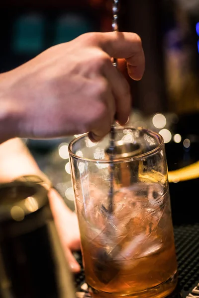 Närbild Skott Bartender Hand Förbereder Cocktail Och Rör Ett Glas — Stockfoto