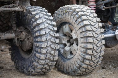 4x4 arabaların çamurlu off-road lastiklerini yakın çekim.