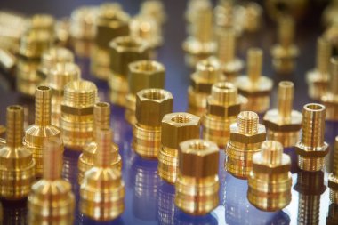 Çeşitli altın vida ve adaptörlerin renk kapatma.