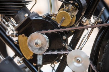 Renk yakın çekim çok eski bir motosiklet motoru.