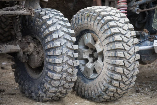 Detailní Záběr Nějaké Zablácené Road Pneumatiky 4X4 Auta — Stock fotografie