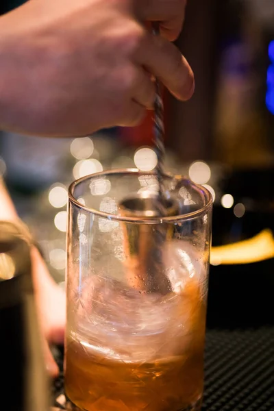 Nahaufnahme Der Hand Eines Barmannes Der Einen Cocktail Zubereitet Und — Stockfoto