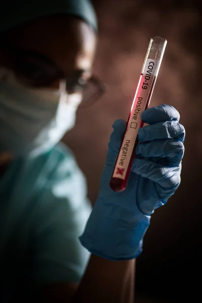 Photographie Conceptuelle Des Mains Médecin Tenant Regardant Une Éprouvette Avec — Photo