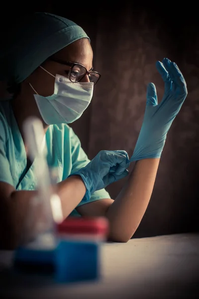 Portrait Couleur Une Jeune Femme Médecin Arrangeant Ses Gants Portant — Photo