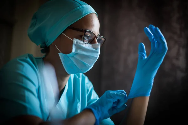 Kolorowy Portret Młodej Lekarki Układającej Rękawiczki Masce Okularach Ilustracja Pandemii — Zdjęcie stockowe