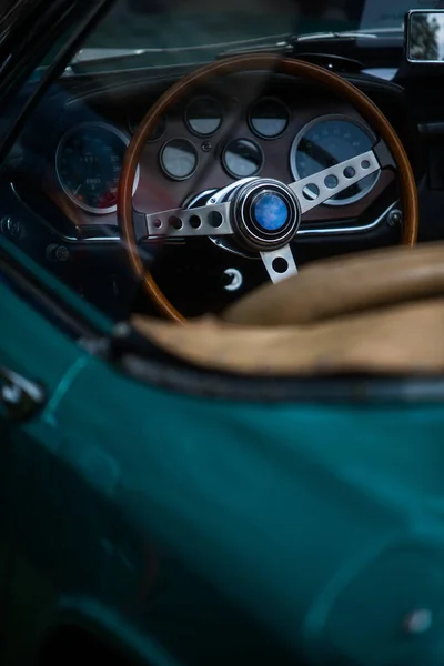 旧式经典汽车木制方向盘的颜色闭合 — 图库照片