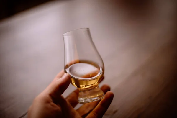 Närbild Skott Hand Som Håller Glencairn Whisky Glas — Stockfoto