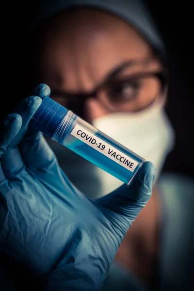 Εννοιολογική Εικόνα Μιας Νοσοκόμας Που Κρατάει Έναν Λήπτη Εμβόλιο Του — Φωτογραφία Αρχείου