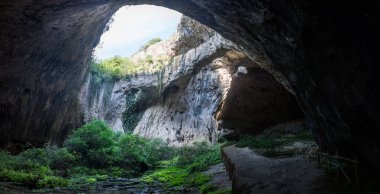 Bulgaristan 'ın Lovech kenti yakınlarındaki Devetashka Mağarası.
