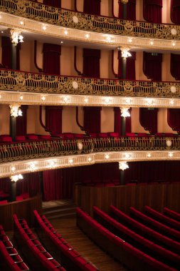 Eski bir konser salonunun içinden renkli görüntü.