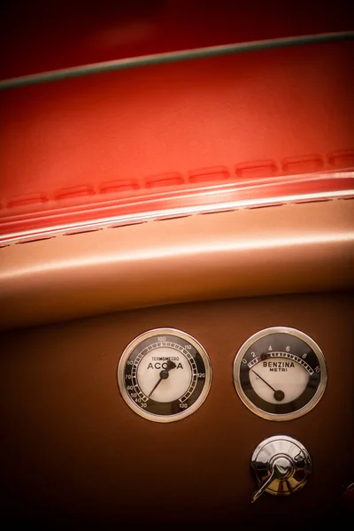 Kleur Close Shot Van Een Koelvloeistof Temperatuur Brandstofniveau Meters Een — Stockfoto