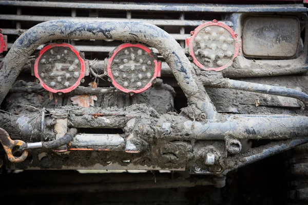 Zblízka Záběr Terénní Auto Přední Pokryté Blátem Bullbar Reflektory — Stock fotografie