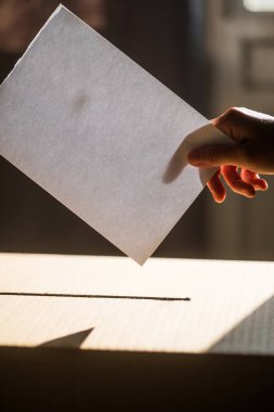 Seçimler sırasında oy veren, oy kullanan, oy kullanan bir kişinin kavramsal görüntüsü.