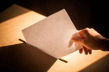 Seçimler sırasında oy veren, oy kullanan, oy kullanan bir kişinin kavramsal görüntüsü.
