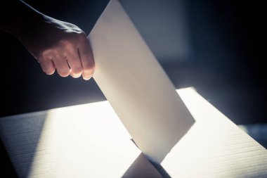 Seçimler sırasında oy veren, oy kullanan, oy kullanan bir kişinin kavramsal görüntüsü.