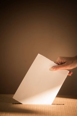 Seçimler sırasında oy veren, oy kullanan, oy kullanan bir kişinin kavramsal görüntüsü.