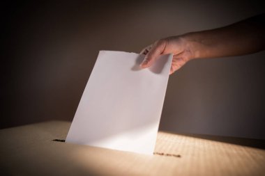 Seçimler sırasında oy veren, oy kullanan, oy kullanan bir kişinin kavramsal görüntüsü.