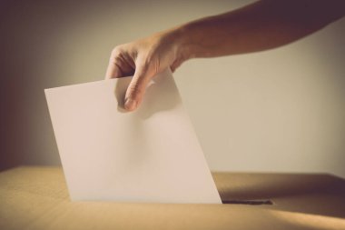 Seçimler sırasında oy veren, oy kullanan, oy kullanan bir kişinin kavramsal görüntüsü.