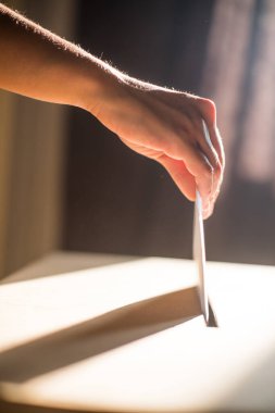 Seçimler sırasında oy veren, oy kullanan, oy kullanan bir kişinin kavramsal görüntüsü.