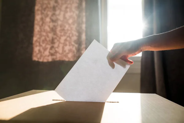 Image Conceptuelle Une Personne Votant Votant Bureau Vote Pendant Les — Photo