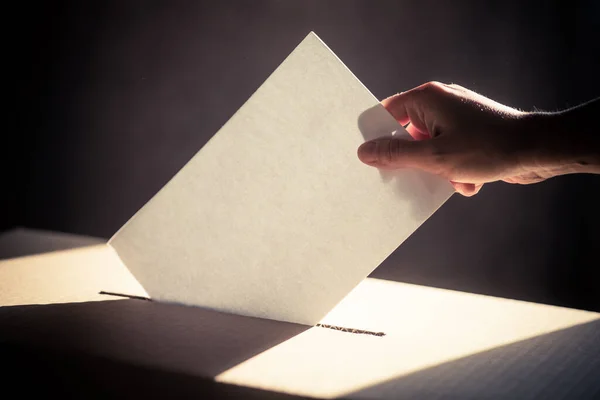 Imagem Conceitual Uma Pessoa Votando Lançando Uma Cédula Posto Votação — Fotografia de Stock