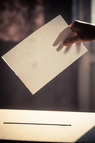 Konzeptionelles Bild Einer Person Die Während Der Wahlen Einem Wahllokal — Stockfoto