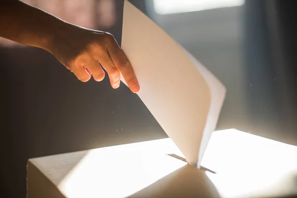 Imagen Conceptual Una Persona Votando Emitiendo Una Boleta Centro Votación —  Fotos de Stock