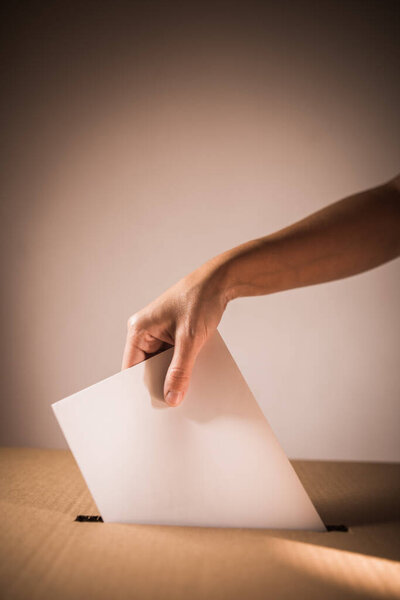 Концептуальное изображение лица, проголосовавшего, проголосовавшего на избирательном участке, во время выборов.