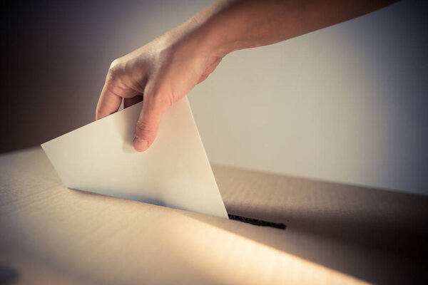 Концептуальное изображение лица, проголосовавшего, проголосовавшего на избирательном участке, во время выборов.