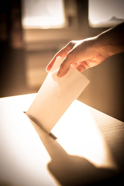 Imagem Conceitual Uma Pessoa Votando Lançando Uma Cédula Posto Votação — Fotografia de Stock